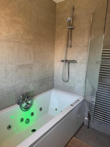 Netflix Home Jacuzzi Gym Fast Wifi Ps5 Free Parking 2 Spaces Hereford Exteriér fotografie